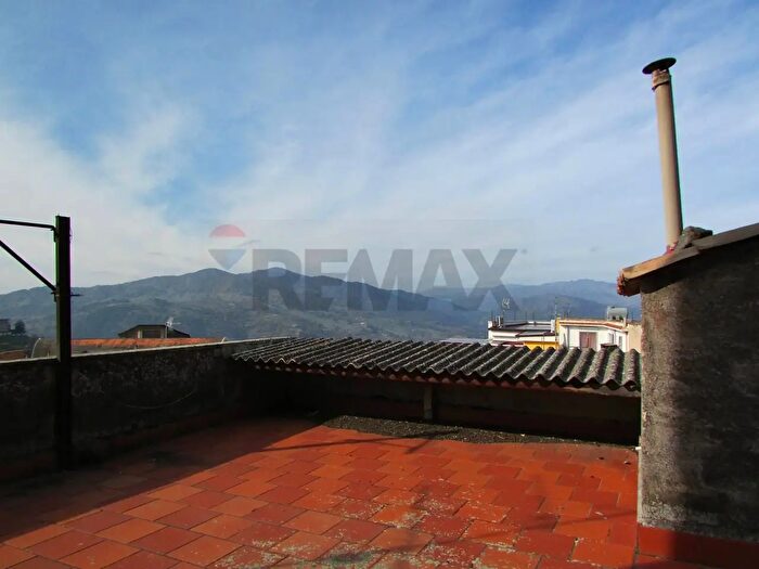 Casa con 9 locali in vendita in Via Alessandro Magno, Bronte