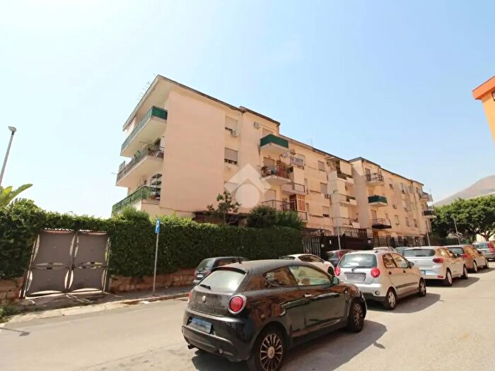 Appartamento trilocale in vendita in Largo Michele Blasco, Palermo