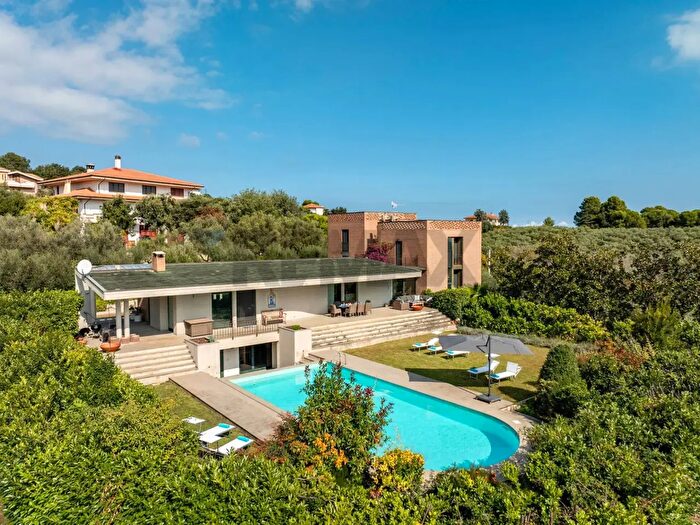 Casa con 10 locali in vendita in Viale Leonardo Petruzzi, Citta SantAngelo