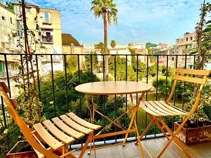 Appartamento monolocale in affitto in Salita Pontenuovo, Tribunali, Napoli