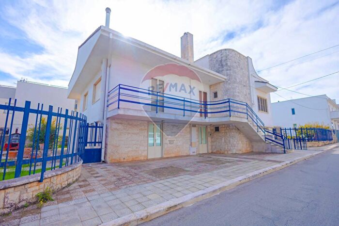 Casa con 10 locali in vendita in Via Alcide De Gasperi, Alberobello