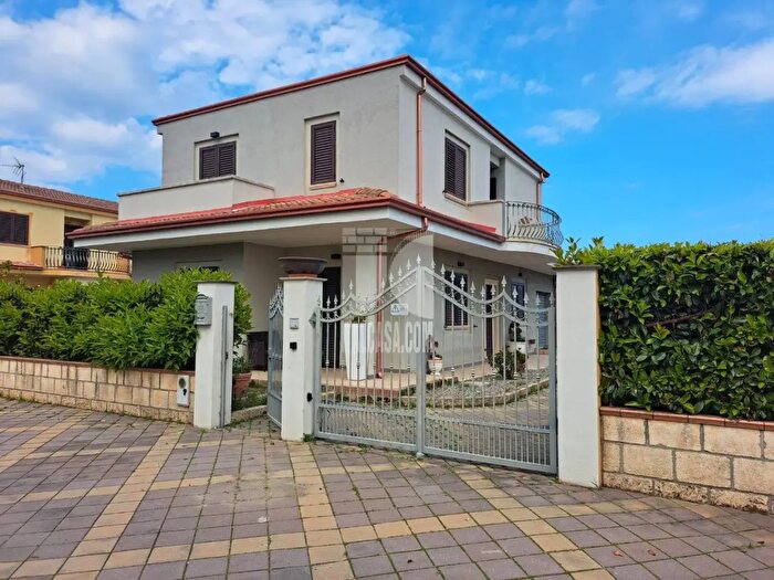 Casa quadrilocale in vendita in Via dei Melograni, Crotone