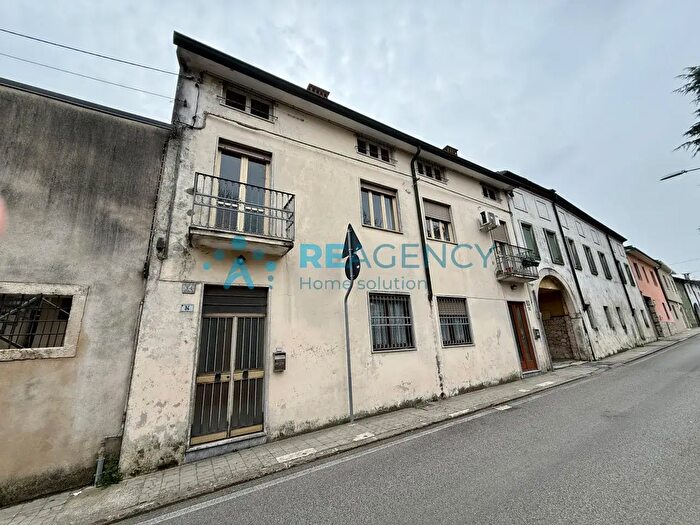 Casa con 6 locali in vendita in Via Lovara, Montecchio Maggiore