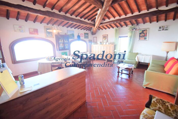 Casa con 20 locali in vendita in Uzzano