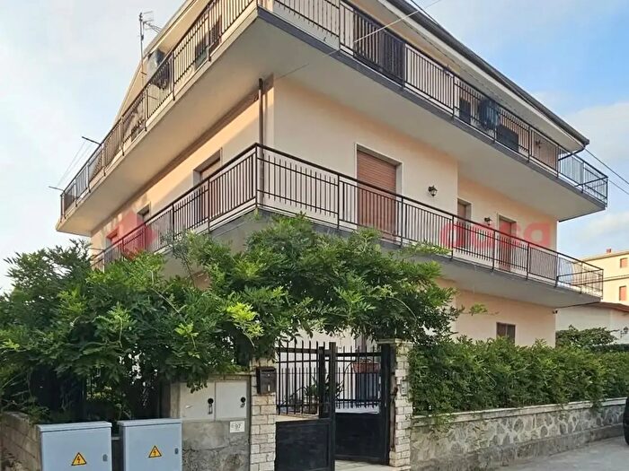 Appartamento con 6 locali in vendita in Via Marina, Montepaone