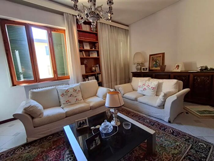 Casa con 9 locali in vendita in Capraia E Limite