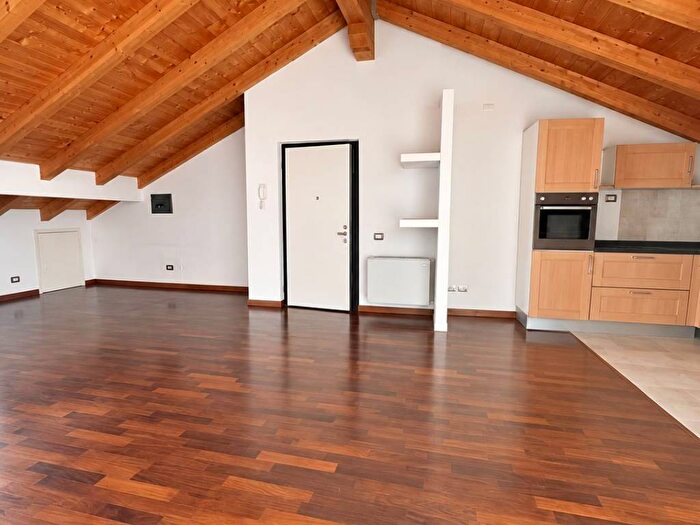 Casa trilocale in affitto in Viale Cesare Battisti, Centro Storico, Pavia