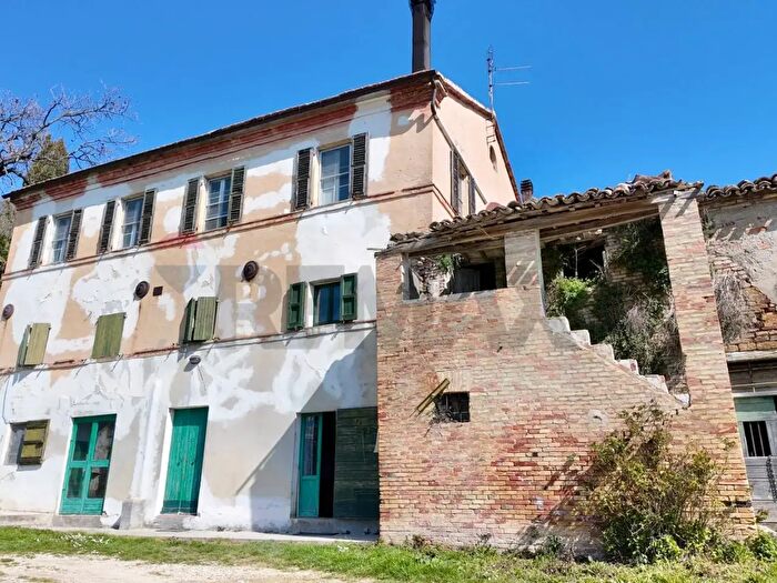 Casa con 9 locali in vendita in Ancona