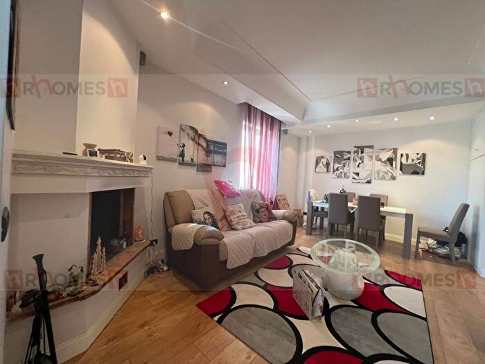 Appartamento trilocale in affitto in Via Francesco Giardoni, Giardinetti, Roma