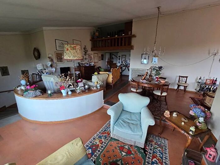 Casa con 11 locali in vendita in Pistoia