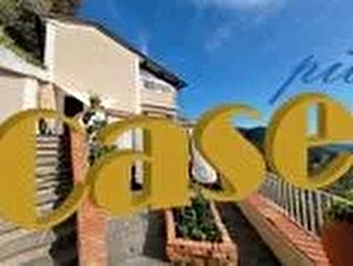 Casa con 10 locali in vendita in Camaiore