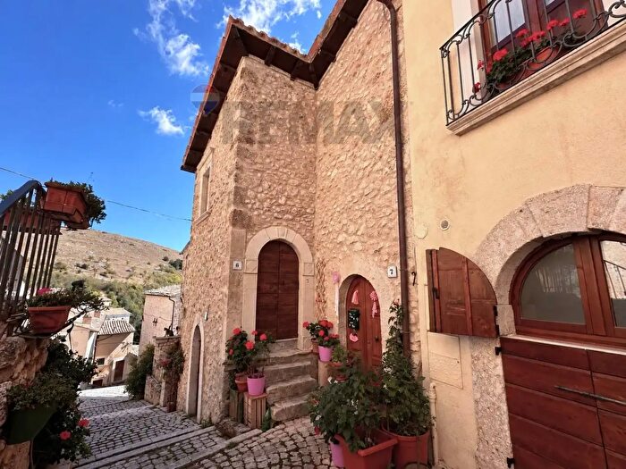 Appartamento bilocale in vendita in Via Carlo del Prete, Santo Stefano Di Sessanio