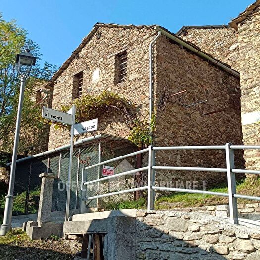 Casa bilocale in vendita in Via ai Monti, Sueglio