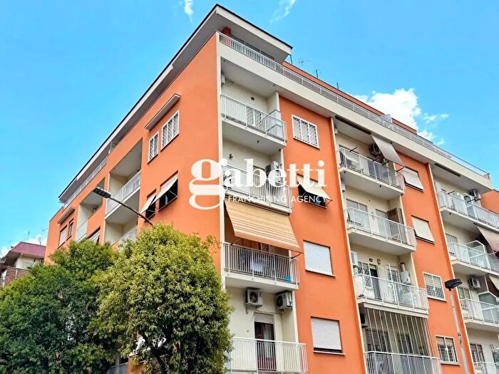 Appartamento trilocale in vendita in Via Tor De Schiavi, Roma