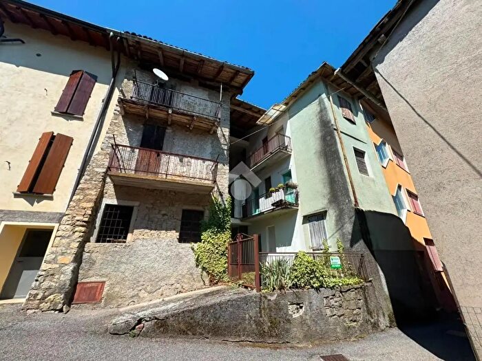 Casa con 8 locali in vendita in Via Stelvio, Gaverina Terme