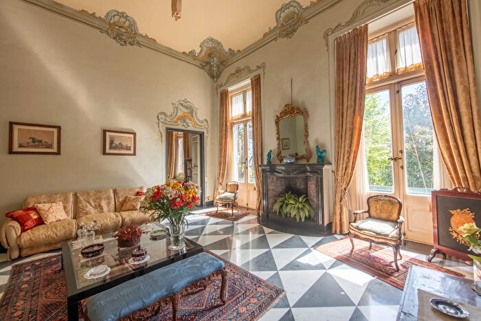 Appartamento con 11 locali in vendita in Via Argonne, Genova