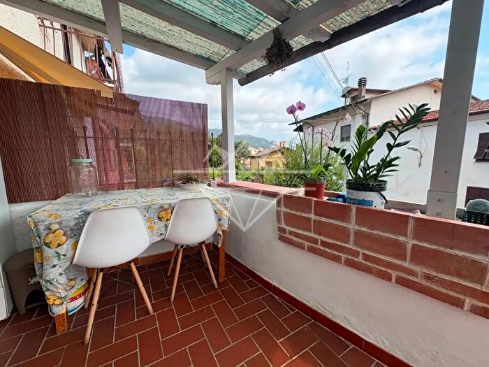 Casa con 7 locali in vendita in Massa