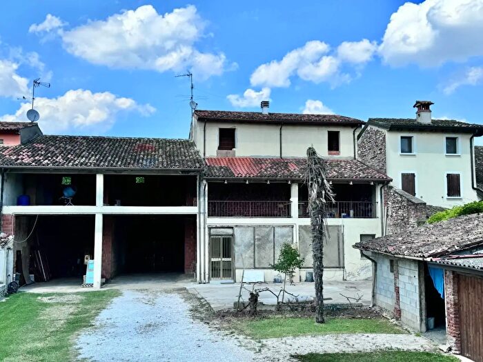Appartamento con 9 locali in vendita in Castiglione Delle Stiviere