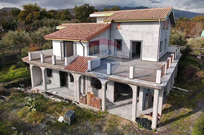 Casa con 7 locali in vendita in Via Collegio Fiandaca a, Acireale