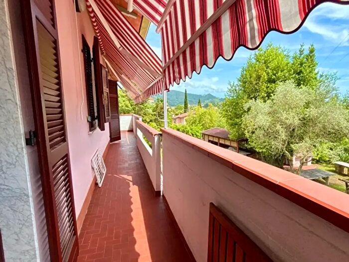 Casa con 8 locali in vendita in Carrara