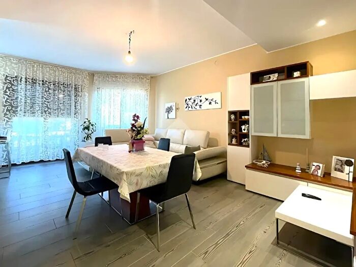 Appartamento trilocale in vendita in Via Monte Rosa, Vertemate Con Minoprio