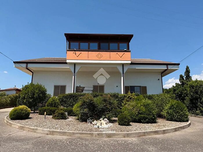 Casa con 8 locali in vendita in Santeramo In Colle