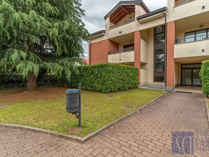 Appartamento trilocale in vendita in Via Luigi Zerbi, Cerro Maggiore