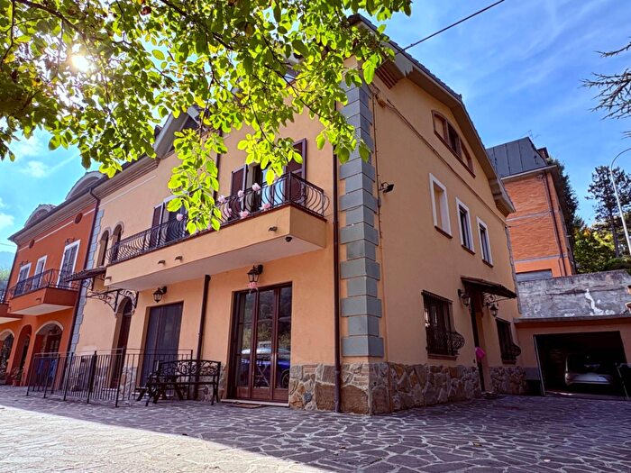 Casa con 10 locali in vendita in Via Giovanni Bovio, Fabriano