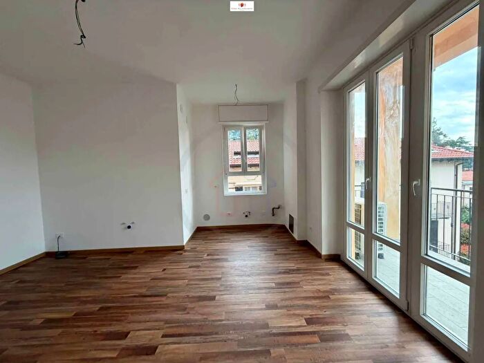 Appartamento trilocale in vendita in Via Garibaldi, Casatenovo