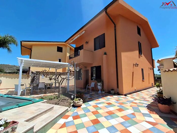 Casa con 12 locali in vendita in Porto Empedocle