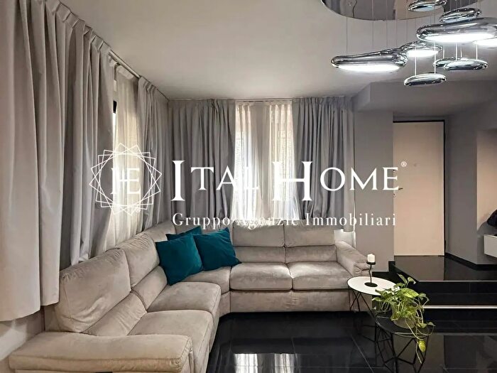 Appartamento trilocale in vendita in Via Palmaria, Milano