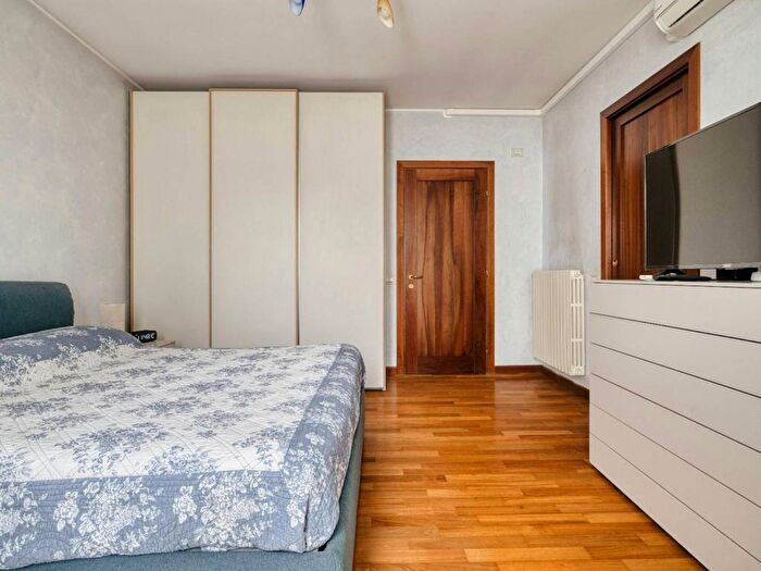 Appartamento trilocale in affitto in Via Scaldasole, Ticinese, Milano