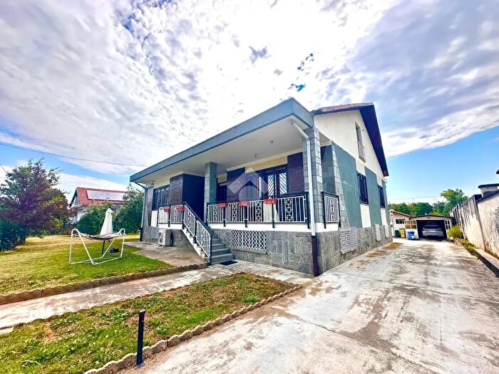 Casa con 6 locali in vendita in Strada Genesia, Robassomero