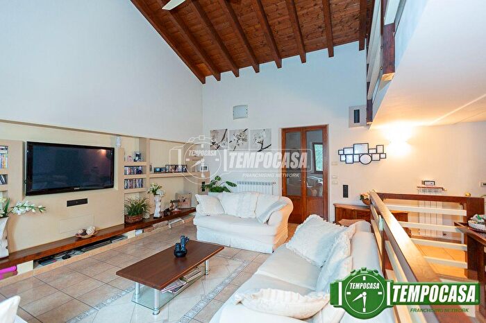 Casa con 5 locali in vendita in Via Carelli Arduino, Crespiatica