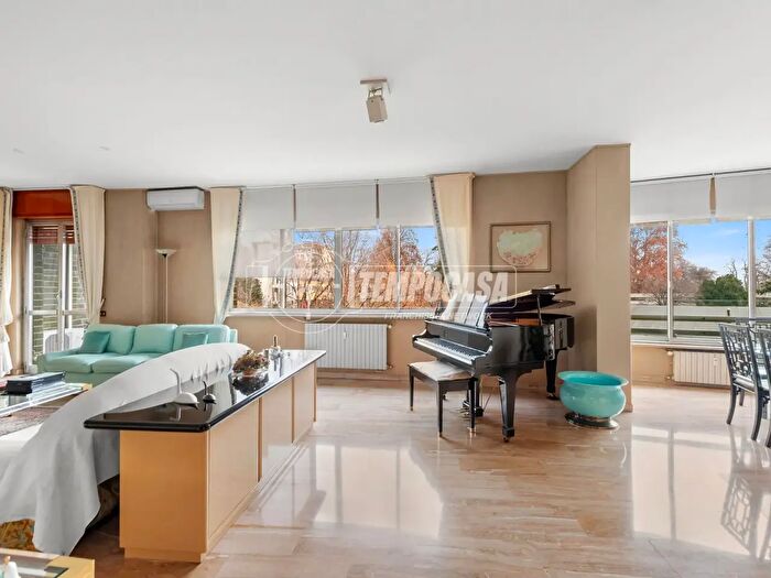 Appartamento con 5 locali in vendita in Via Rodolfo Carabelli a, Milano