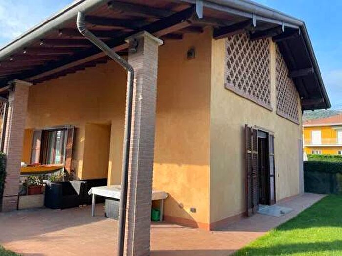 Casa trilocale in affitto in Via Metà Campagna No Number, Comabbio