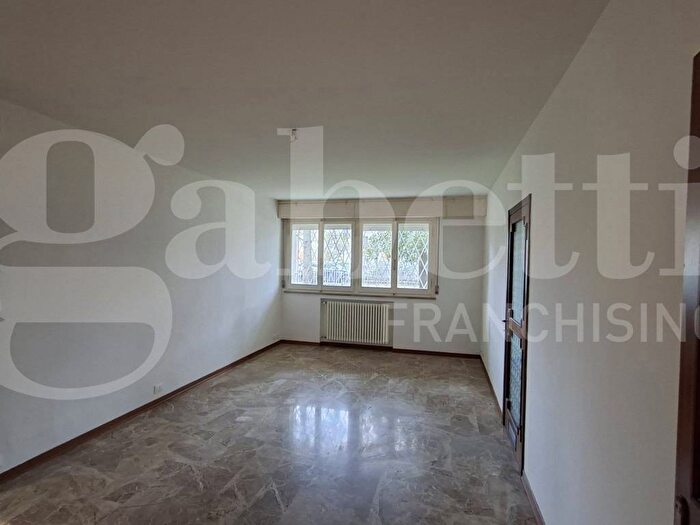 Appartamento trilocale in affitto in Via Saffi, Cento Paese, Cento