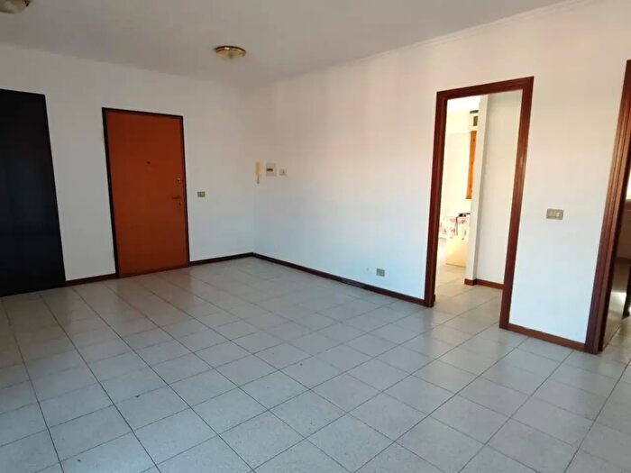 Appartamento trilocale in vendita in Via Gallicano nel Lazio, Roma