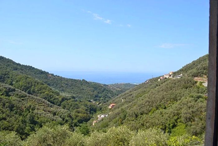 Casa con 9 locali in vendita in Cogorno