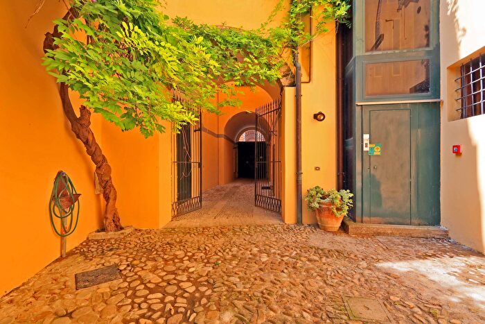 Appartamento con 9 locali in vendita in Piazza Antonio Fontanesi, Reggio Emilia