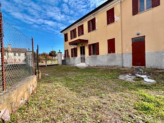 Casa con 8 locali in vendita in Via Roma, Saonara