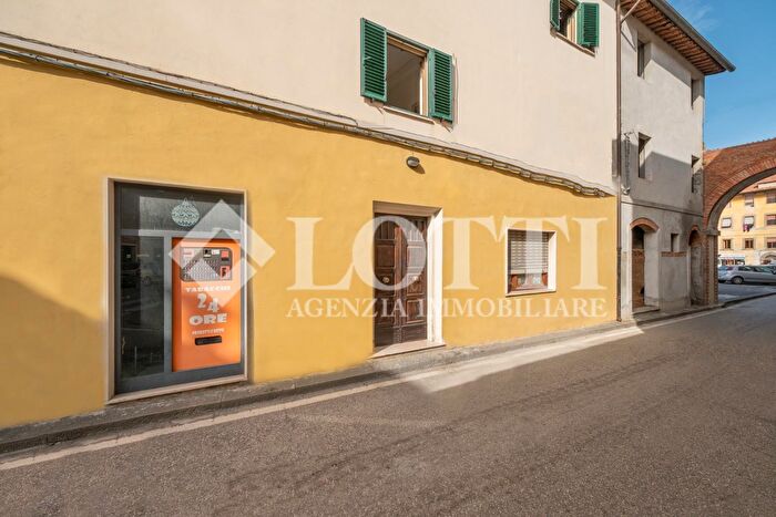 Casa con 8 locali in vendita in Bientina