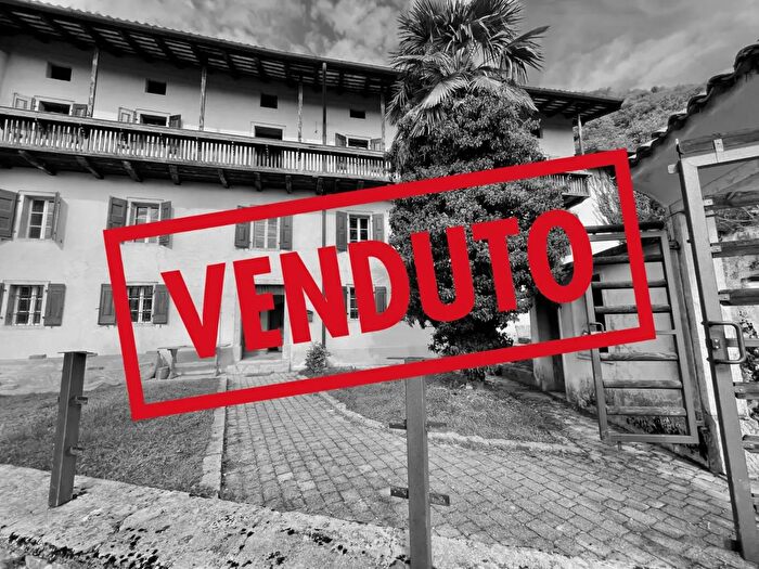 Casa con 10 locali in vendita in Vito DAsio