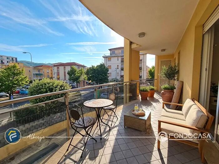 Appartamento trilocale in vendita in Via Mons Cambiaso, Albenga