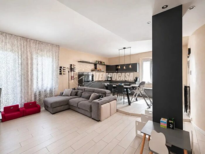 Appartamento trilocale in vendita in Via Angelo Inganni, Milano