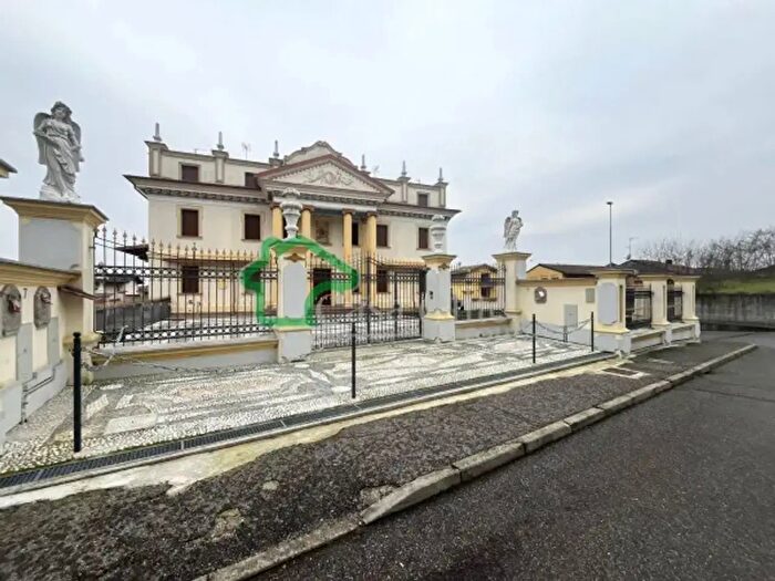 Casa con 6 locali in vendita in Via Madre Teresa di Calcutta, Ospedaletto Lodigiano
