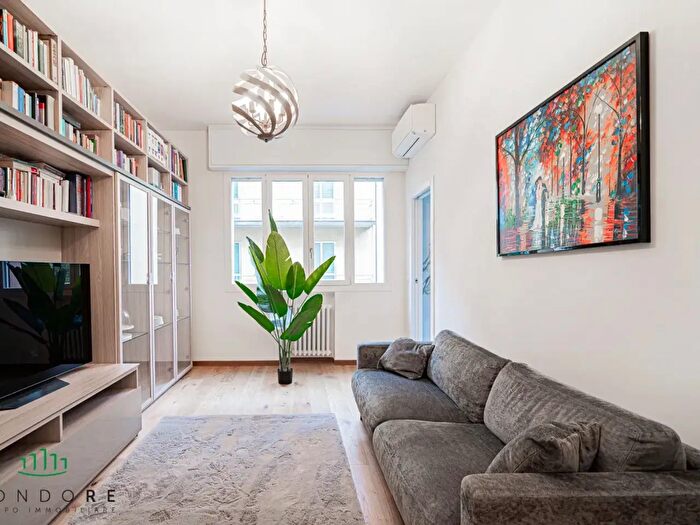 Appartamento con 6 locali in vendita in Via Santa Barbara AdZe, Bologna