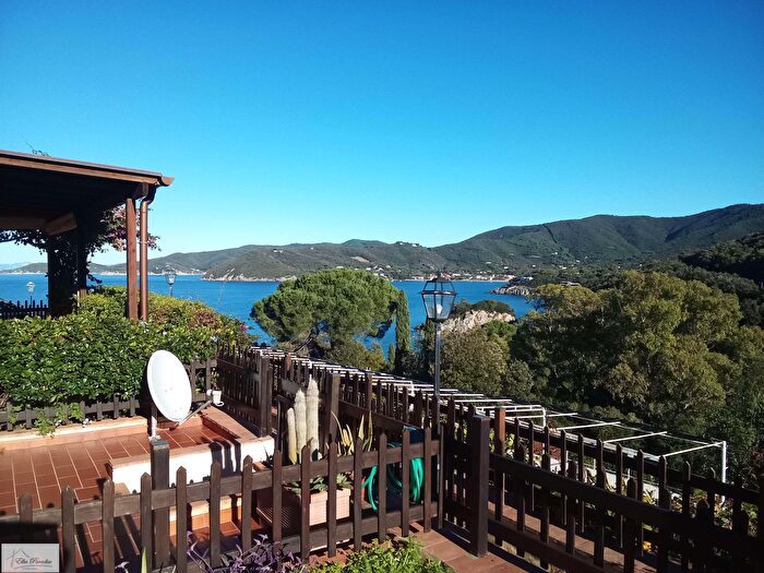 Appartamento trilocale in vendita in Via delle Mimose, Marciana