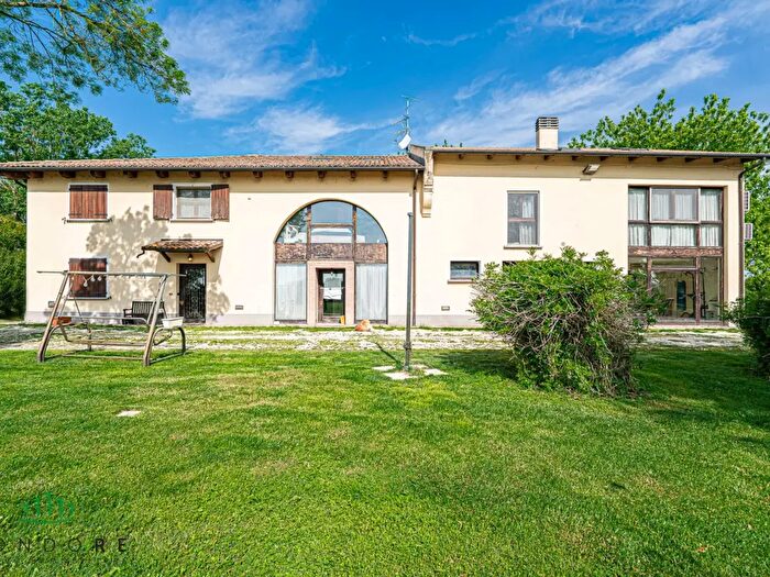 Casa con 9 locali in vendita in Budrio