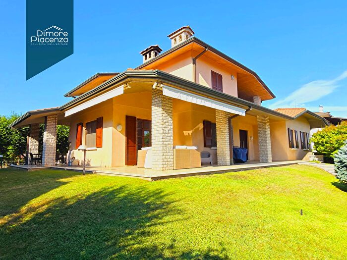 Casa con 15 locali in vendita in Strada della Regina, Gossolengo